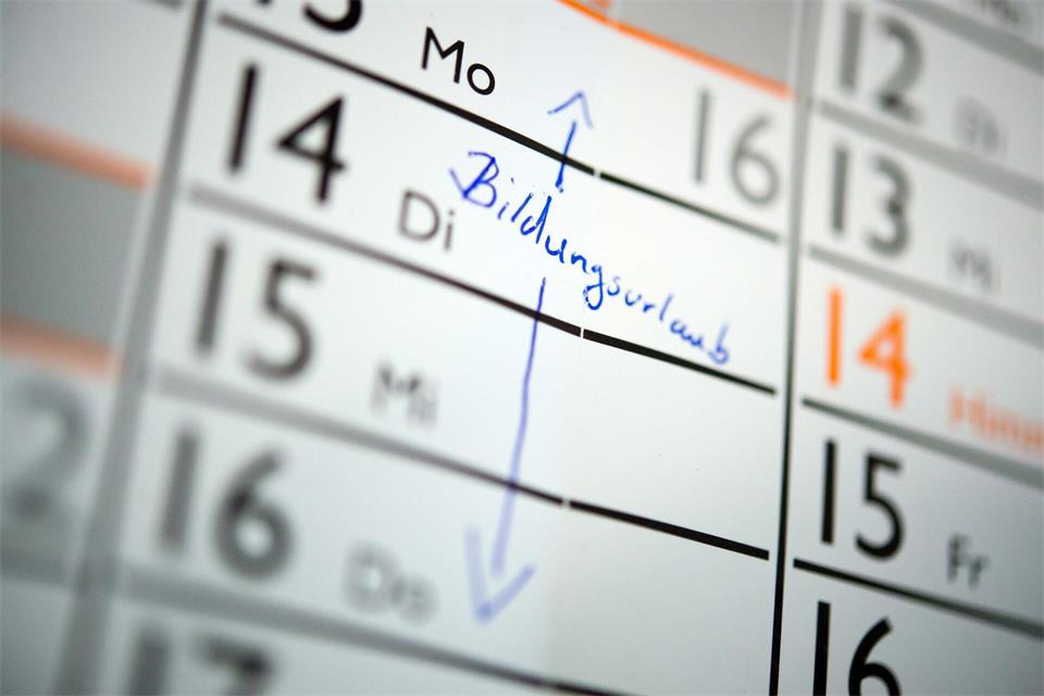 Beschäftigte in Sachsen können ab 2027 bis zu drei Tage Bildungsurlaub nehmen (Symbolbild)Daniel Naupold/dpa