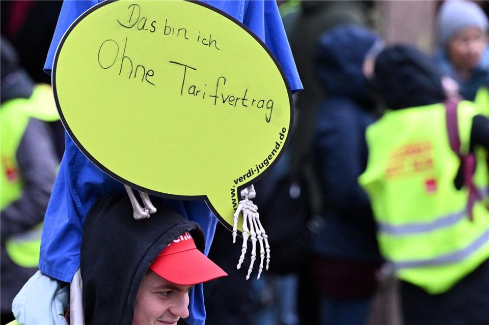 Beschäftigte mehrerer Unikliniken in NRW folgen dem Aufruf der Gewerkschaft Verdi zum Warnstreik. Federico Gambarini/dpa