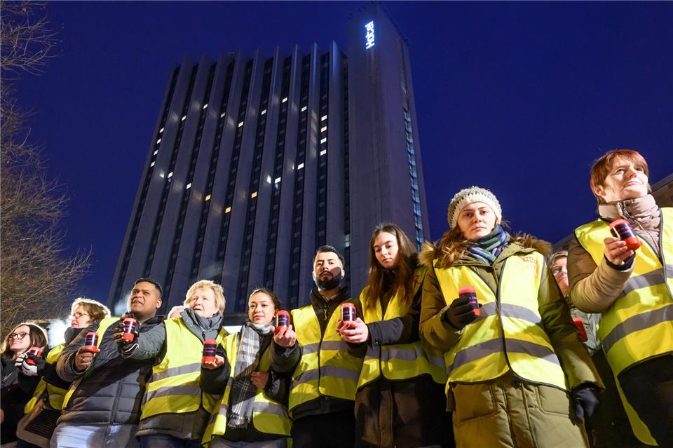 Beschäftigte und Bürger haben sich am Congress Hotel in Chemnitz versammelt.Hendrik Schmidt/dpa