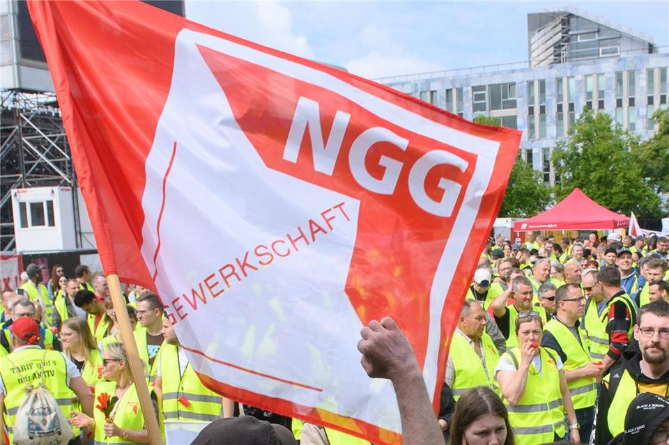 Beschäftigte unter anderem von Rotkäppchen, Bonback und der Schwarz-Produktion kamen zur Streikkundgebung nach Magdeburg.Klaus-Dietmar Gabbert/dpa