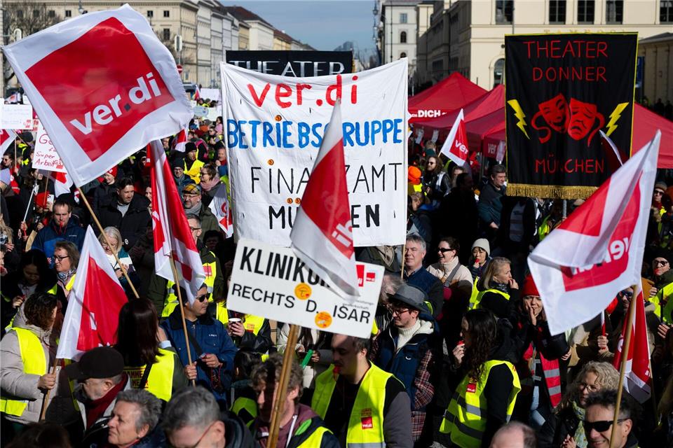 Beschäftigte unterschiedlicher öffentlicher Einrichtungen haben am Warnstreik teilgenommen.Sven Hoppe/dpa