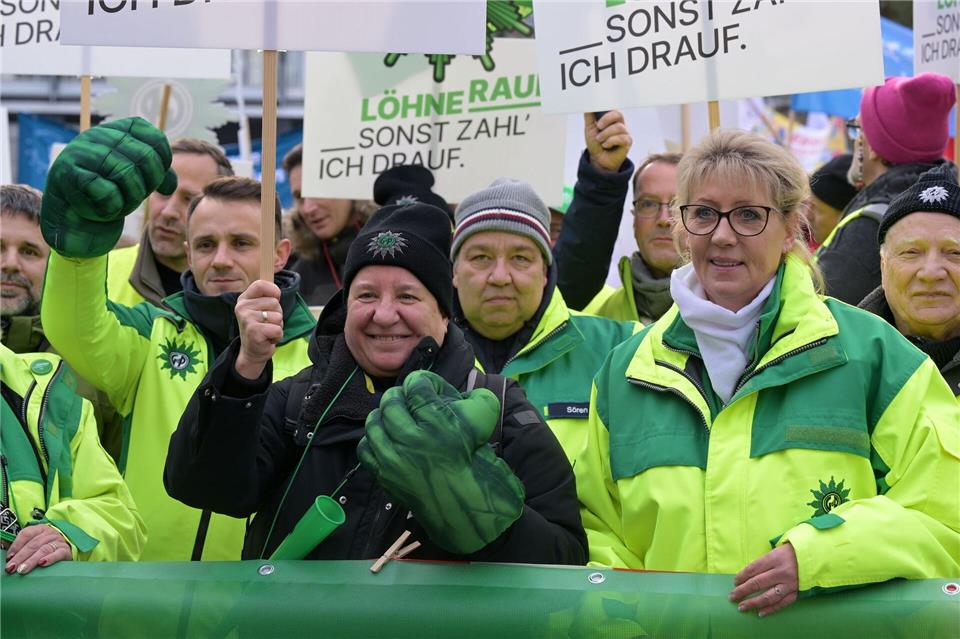 Beschäftigte verdeutlichen am Verhandlungsort ihre Forderungen.Michael Bahlo/dpa