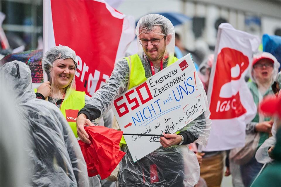Beschäftigte von GSK demonstrieren in Dresden für den Erhalt des Serumwerks.Robert Michael/dpa