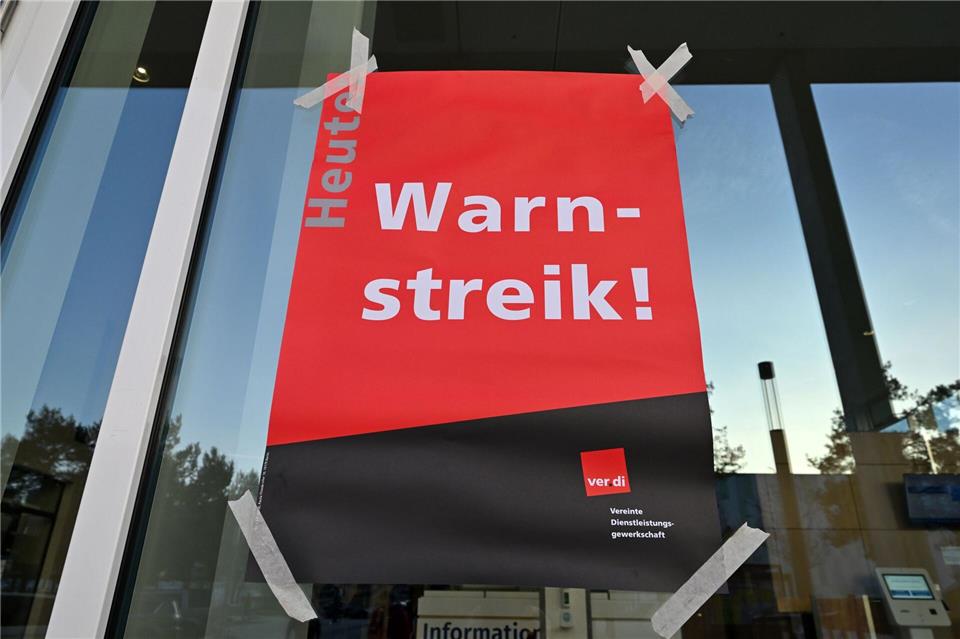 Beschäftigte von Hochschulen, Schulen und Schulhorten legten in Thüringen befristet ihre Arbeit nieder.Martin Schutt/dpa