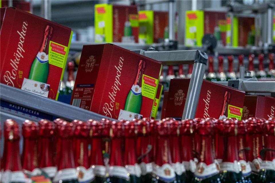 Beschäftigte von Rotkäppchen-Mumm Sektkellereien wollen erstmals im Tarifkonflikt der Ernährungsindustrie zeitweise die Arbeit niederlegen. (Archivbild) Hendrik Schmidt/dpa-Zentralbild/dpa