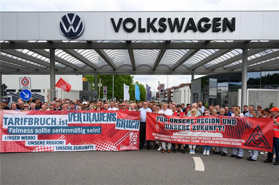 Beschäftigte von Volkswagen in Zwickau fordern eine Zukunft für ihren Standort und ihre Arbeitsplätze. Hendrik Schmidt/dpa