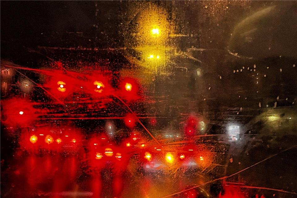 Beschlagene Autoscheiben entstehen häufig durch feuchte Luft im Innenraum: Heizung und Klimaanlage helfen, die Feuchtigkeit zu reduzieren.Zacharie Scheurer/dpa-tmn