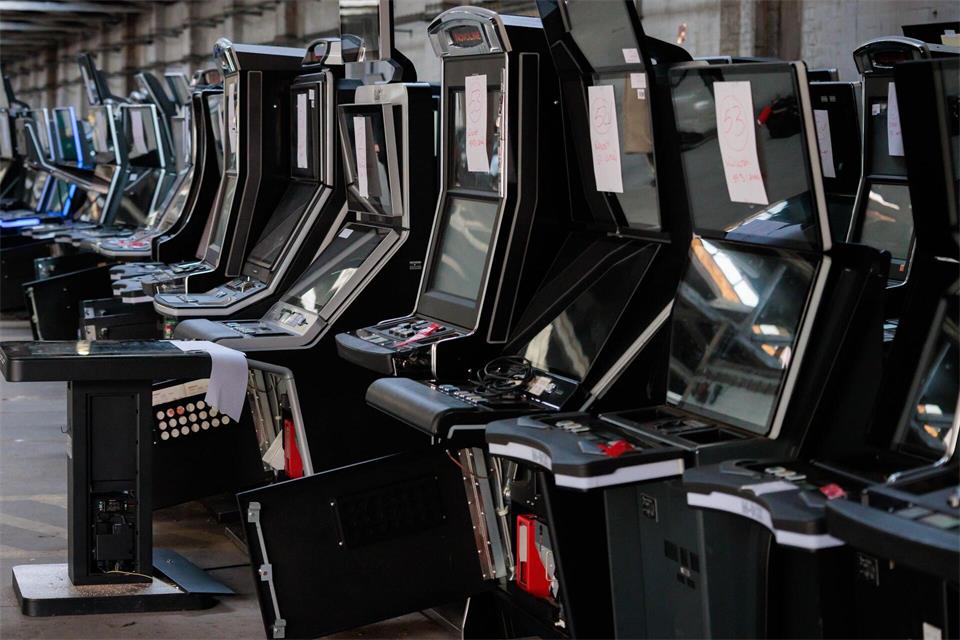 Beschlagnahmte illegale Glücksspielautomaten in einer Halle der Polizei in Berlin.Carsten Koall/dpa