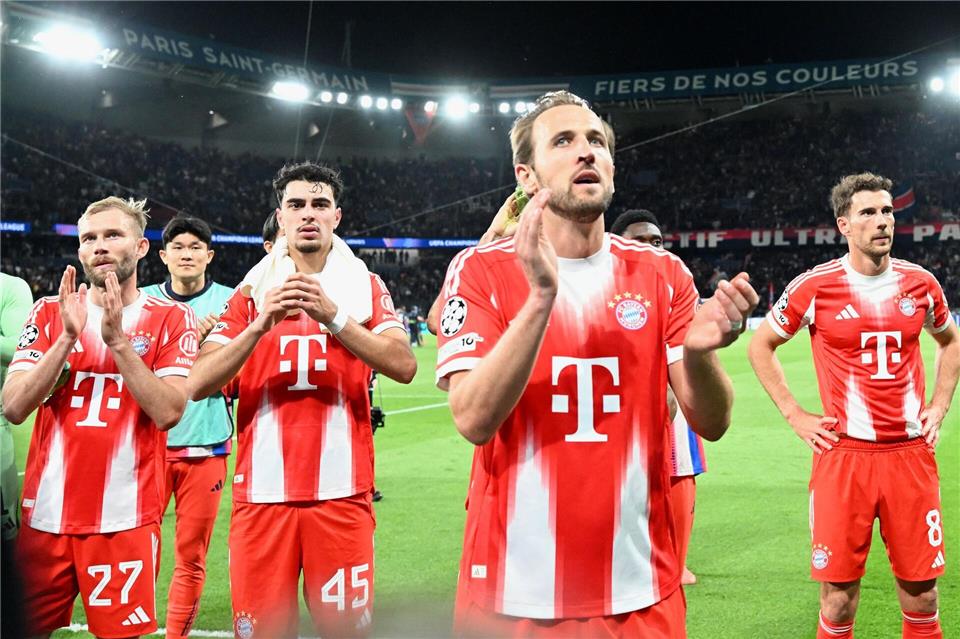 Besiegt, aber noch nicht geschlagen: Harry Kane (vorne) und Kollegen danken den mitgereisten Bayern-Fans für die Unterstützung im Parc des Princes.Federico Gambarini/dpa