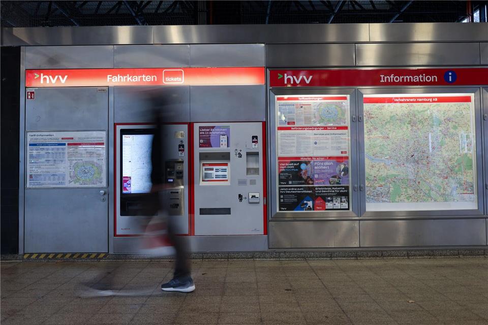 Besitzer des Deutschlandtickets können den Nahverkehr nutzen. (Archivbild) Christian Charisius/dpa