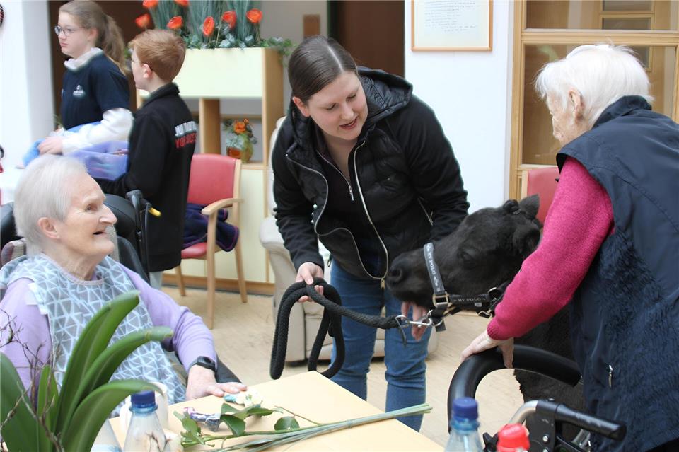Besonderer Besuch im Haus St. Walburga: Christin Weigel führt das Pony Little Lady zu den Senioren.