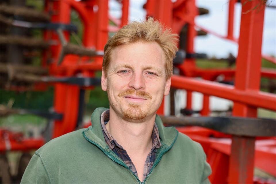 Besonderes Geschenk Landwirt Simon Fischer zum Jubiläum: 1200 Jahre Welsleben als Schriftzug. Peter Gercke/dpa