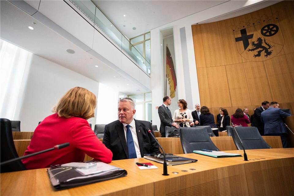 Besonderes Lob gab es für Schnieders Stellvertreterin, Sabine Bätzing-Lichtenthäler von der SPD (links), die im neuen Kabinett Arbeits- und Sozialministerin ist. Hannes Albert/dpa