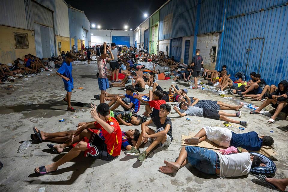Besonders Kinder und Jugendliche sind in der spanischen Exklave verblieben. (Archivbild) Marcos Moreno/EUROPA PRESS/dpa
