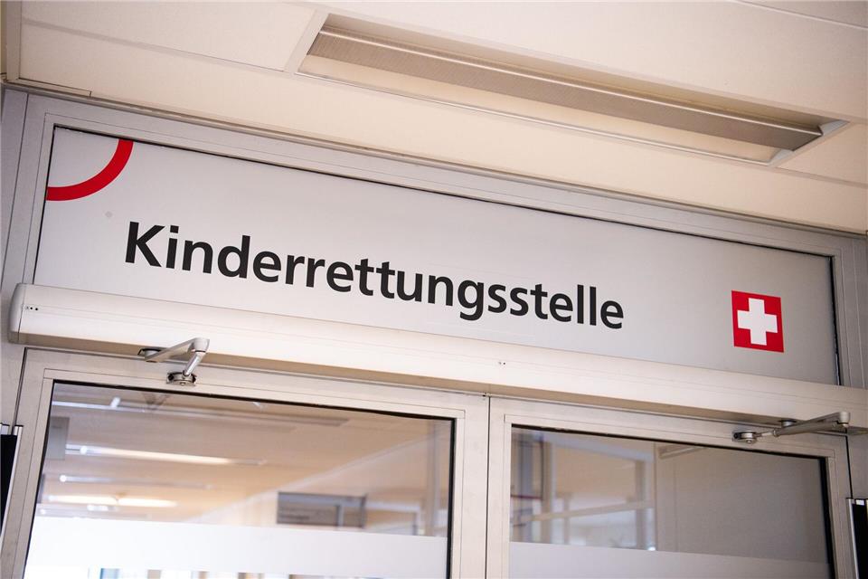 Besonders Kleinkinder sind anfällig für Hitze, weil sie sich noch nicht ausreichend schützen können und ihre Köpfe im Vergleich zum Körper groß sind. (Archivbild)Christophe Gateau/dpa