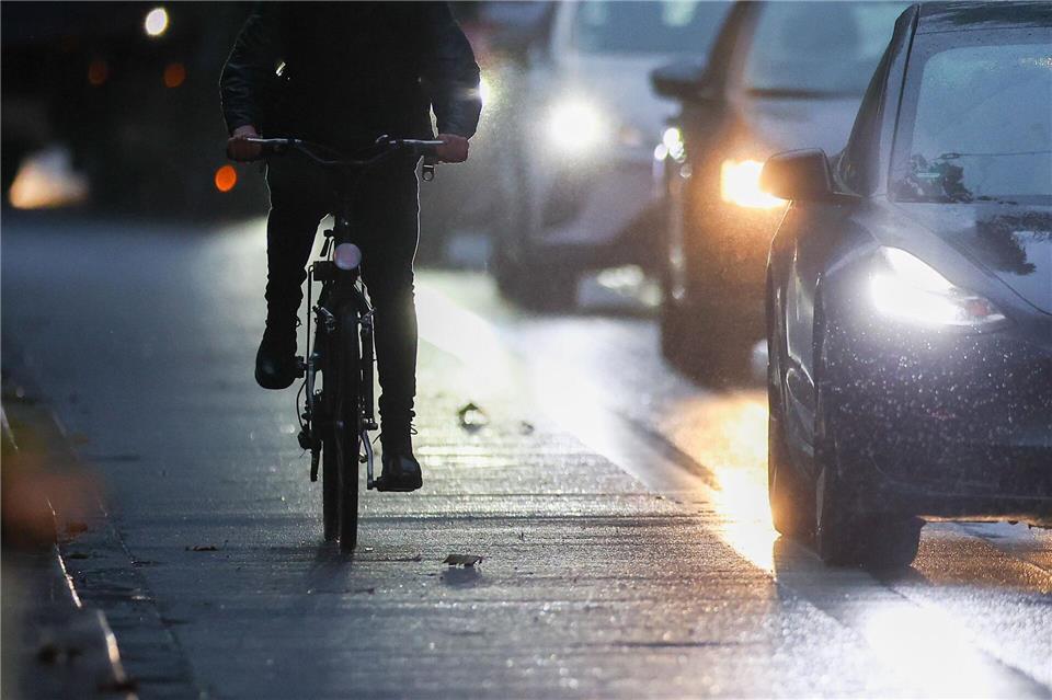 Besonders Radfahrer und Fußgänger sind laut Polizei im Herbst und Winter gefährdet. (Symbolbild)Jan Woitas/dpa