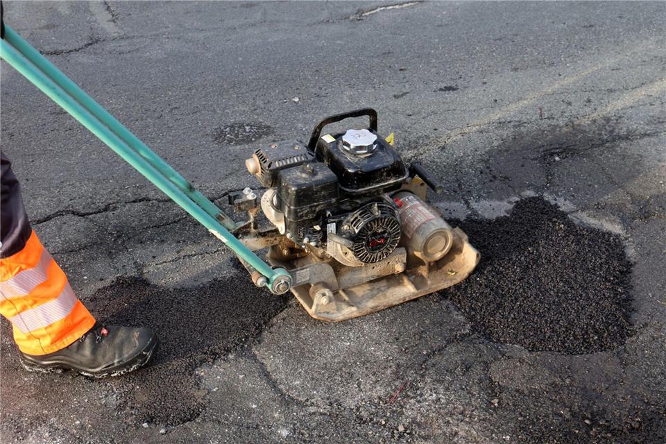 Besonders älter Straßen sind für Frostschäden anfällig. (Archivbild)Bernd Wüstneck/dpa