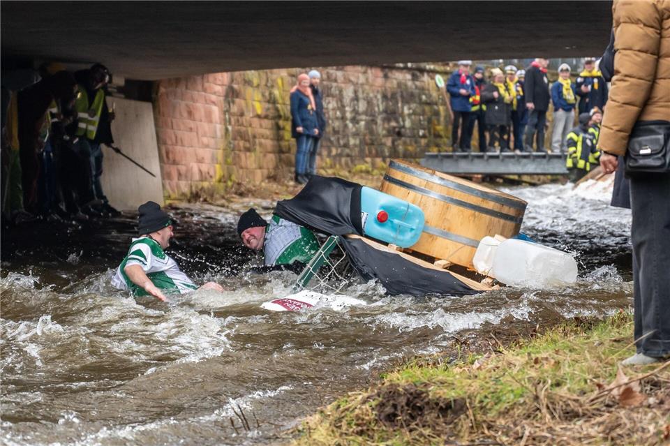 Besonders am Anfang des Spektakels gingen einige Narren nicht freiwillig baden.Silas Stein/dpa