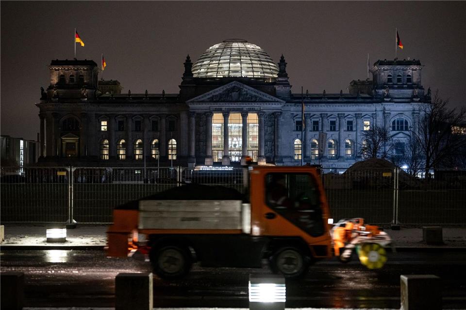 Besonders am Morgen sind die Straßen und Gehwege in Berlin und Brandenburg glatt.Fabian Sommer/dpa