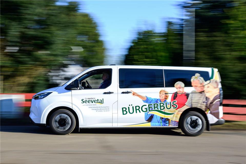 Besonders an ältere Menschen richtet sich das Angebot der Bürgerbusse.Philipp Schulze/dpa