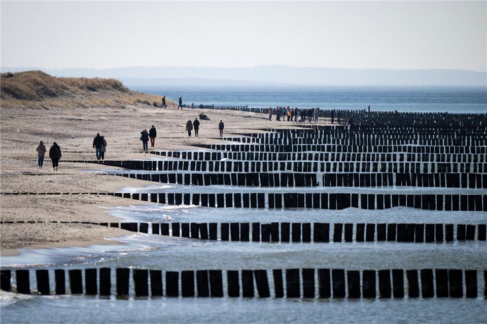 Besonders an den Küsten windet es in den nächsten Tagen stark. (Archivbild)Philip Dulian/dpa