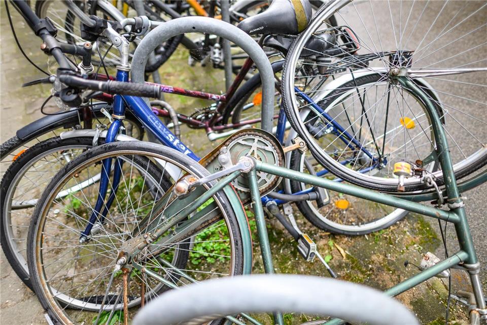 Besonders an den großen Bahnhöfen werden immer wieder Räder zurückgelassen. (Archivbild)Robert Michael/dpa