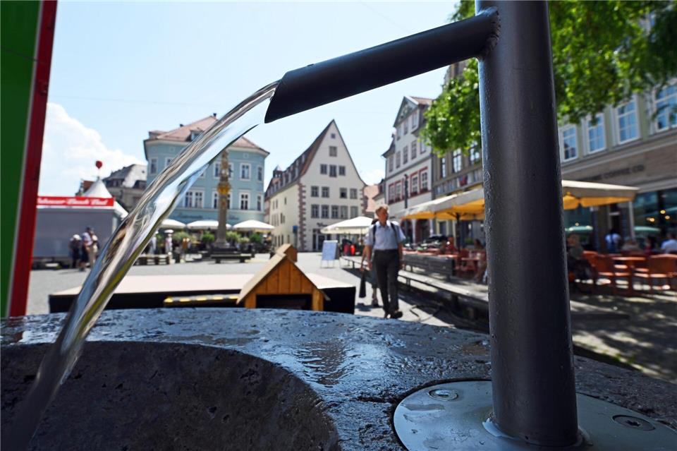 Besonders an heißen Tagen ist es wichtig, ausreichend zu trinken. (Symbolbild)Martin Schutt/dpa