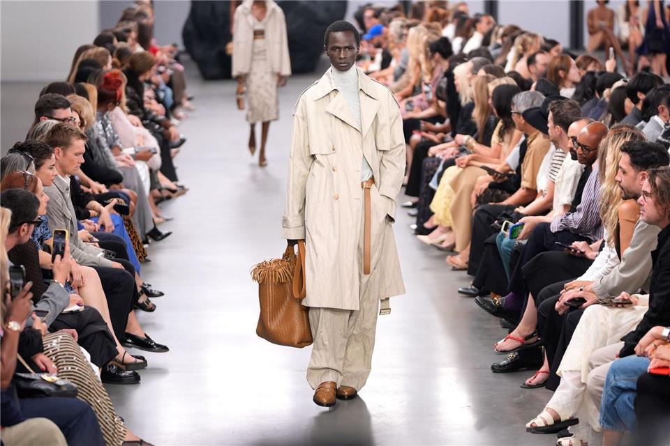 Besonders beliebt ist in diesem Jahr der Layering-Look zum Beispiel mit weiten Hosen, der bei Michael Kors Collection Frühjahr/Sommer-Kollektion 2025 im Rahmen der New York Fashion Week zu sehen war.Pamela Smith/AP/dpa-tmn