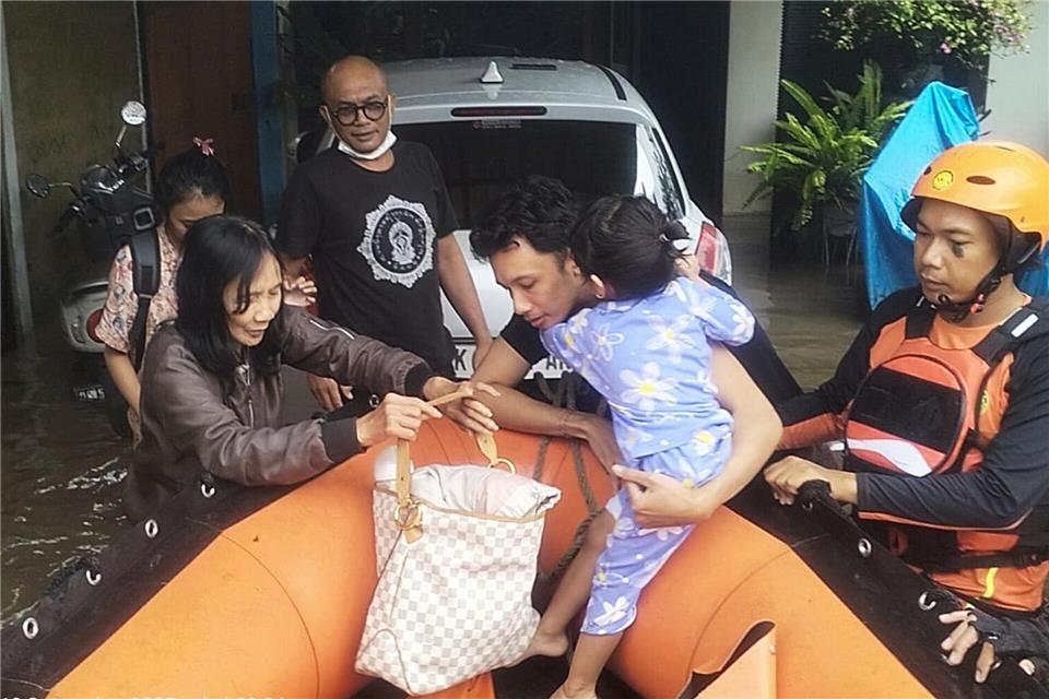 Tote bei Fluten auf Bali – Urlauber mit Booten gerettet Besonders betroffen war die Hauptstadt Denpasar.Uncredited/BASARNAS/AP/dpa