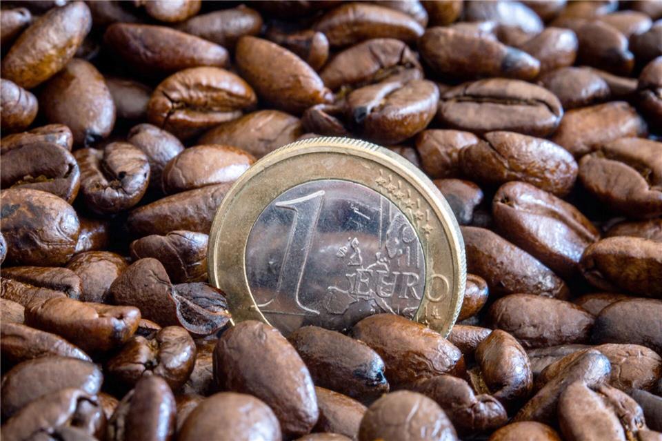 Besonders den Kaffeetrinkern dürfte die Preisentwicklung aufgestoßen sein.Jens Büttner/dpa