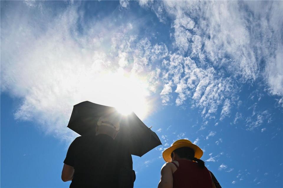 Besonders der Juli war ein verregneter Sommermonat, während der August ausgeprägt trocken war. (Archivbild)Arne Dedert/dpa
