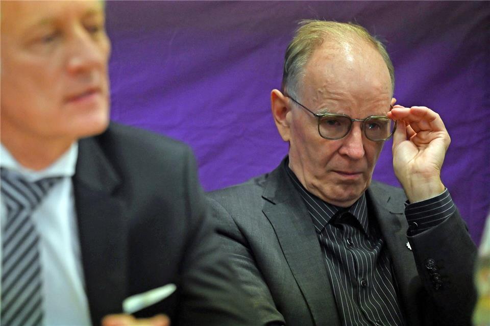 Besonders die Aufarbeitung sexualisierter Gewalt beschäftigt bei der Landessynode Präsident Matthias Kannengießer (links) und Landesbischof Ralf Meister (rechts) ‒ aber auch absehbare finanzielle Herausforderungen.Shireen Broszies/dpa