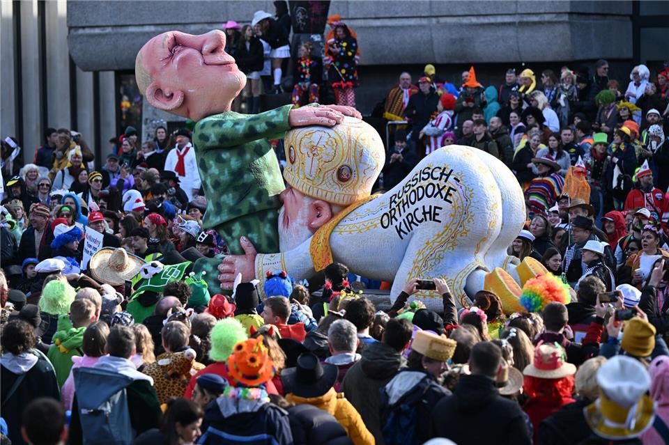 Besonders ein zwischen Kremlchef Wladimir Putin und Patriarch Kirill als Karikatur dargestellter Oralverkehr ist Gegenstand des umstrittenen Gerichtsverfahrens gegen den Karnevalisten Jacques Tilly. (Archivbild)Federico Gambarini/dpa