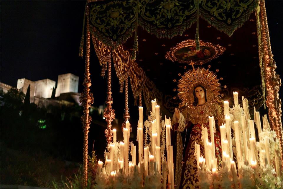 Besonders eindrucksvoll sind die Prozessionen im Süden Spaniens.Álex Cámara/EUROPA PRESS/dpa