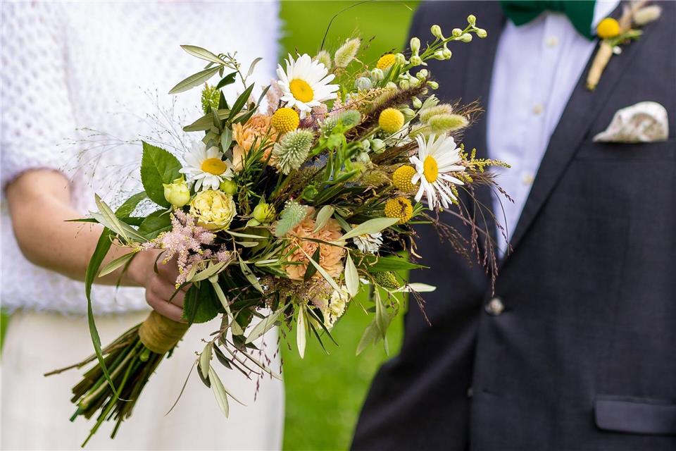 Besonders einige Termine sind im kommenden Jahr bei Hochzeitspaaren beliebt. (Symbolbild)Moritz Frankenberg/dpa