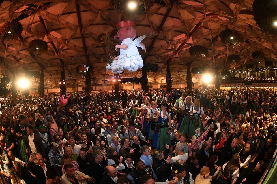 Besonders emotional wird der letzte Oktoberfest-Abend gefeiert. (Archivbild) Felix Hörhager/dpa