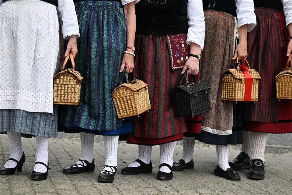 Besonders für die Mitglieder von Trachtenvereinen wird der Festumzug zum Abschluss des Hessentags in Fulda wegen der erwarteten tropischen Temperaturen zur Herausforderung. (Archivbild)Arne Dedert/dpa