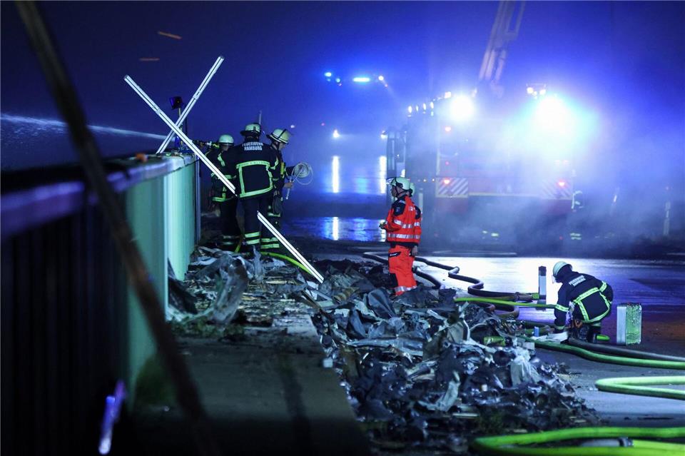 Besonders gefährlich war der Einsatz aufgrund der umherfliegenden Metallteile. Gasdruckbehälter explodierten immer wieder im Feuer. Bodo Marks/dpa