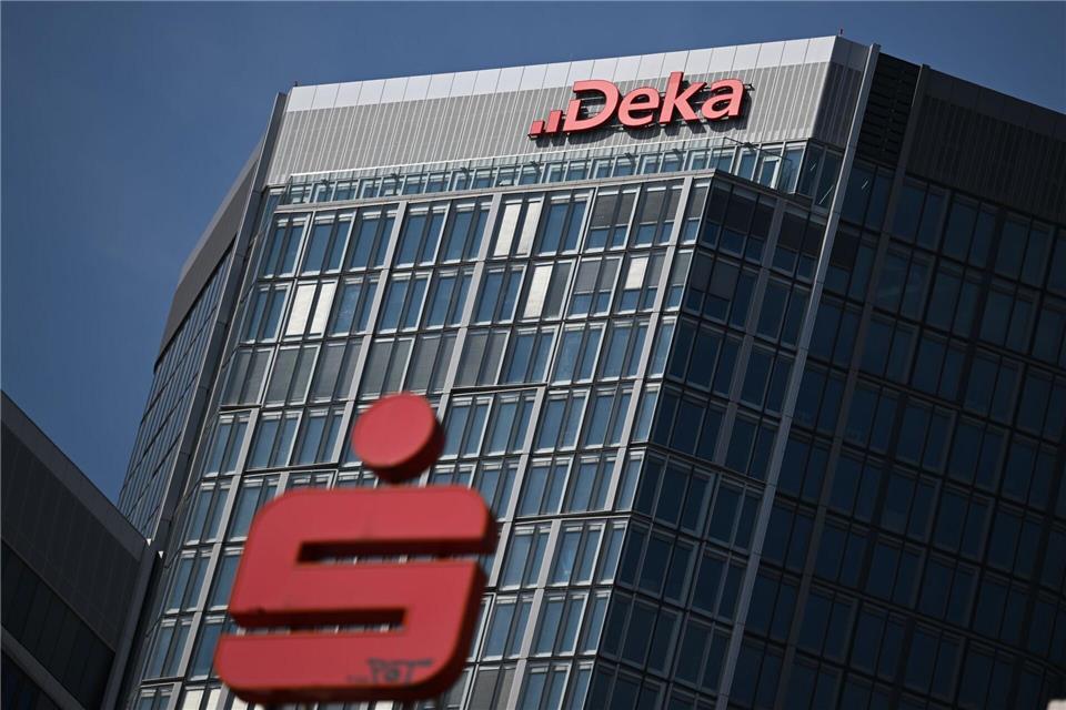 Besonders gefragt sind nach Angaben der Dekabank Wertpapiersparpläne. (Archivbild)Arne Dedert/dpa