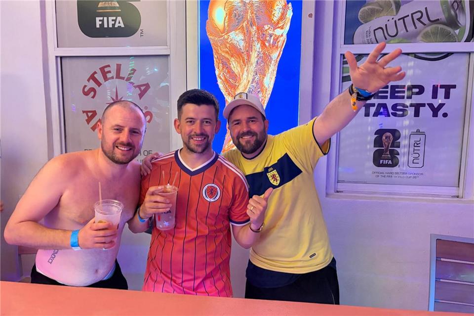 Besonders gut verstand Espendiller (ganz rechts) sich mit schottischen Fans. Einer schenkte ihm gar ein Trikot.