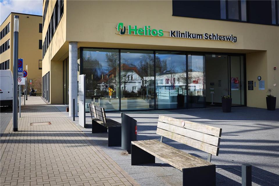 Besonders hitzeempfindliche oder schwer erkrankte Patientinnen und Patienten werden am Helios Klinikum bei Bedarf in kühlere Bereiche verlegt. (Archivbild)Christian Charisius/dpa