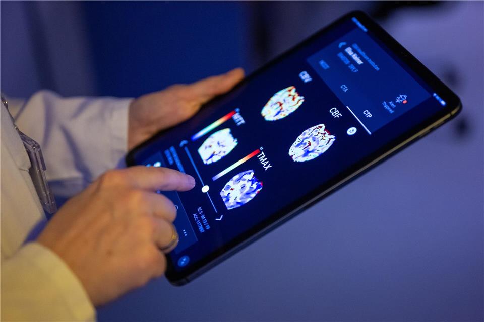 „AI first“: Wie die EU die Wirtschaft mit KI fit machen will Besonders im Gesundheitswesen sieht die EU-Kommission große Potenziale durch KI. (Symbolbild)Monika Skolimowska/dpa