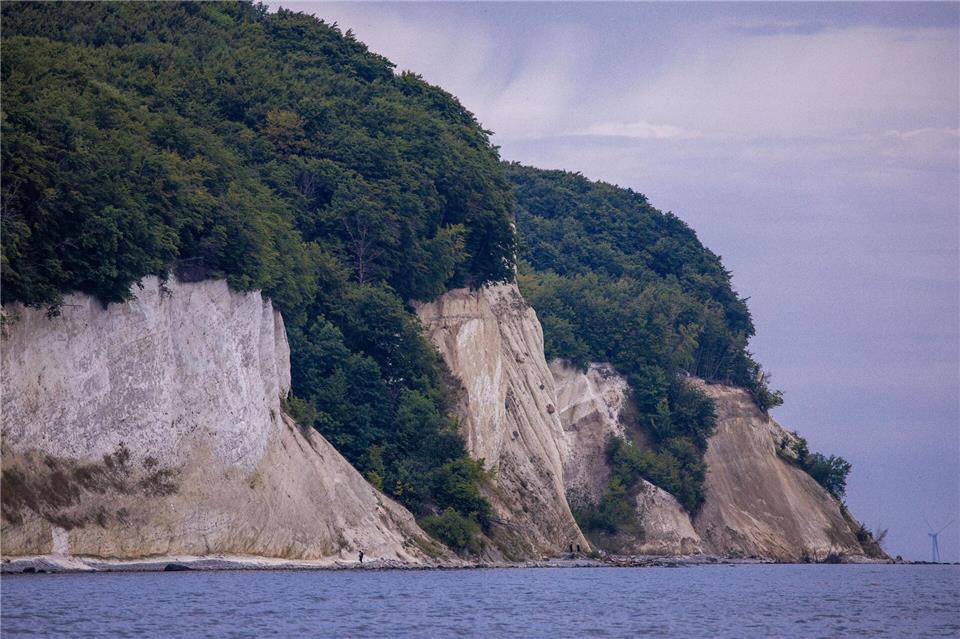 Besonders im Herbst und Winter, wenn Regen, Frost und Sickerwasser das Erdreich durchdringen, besteht laut Umweltministerium die Gefahr von Hangrutschen. (Symbolbild)Jens Büttner/dpa