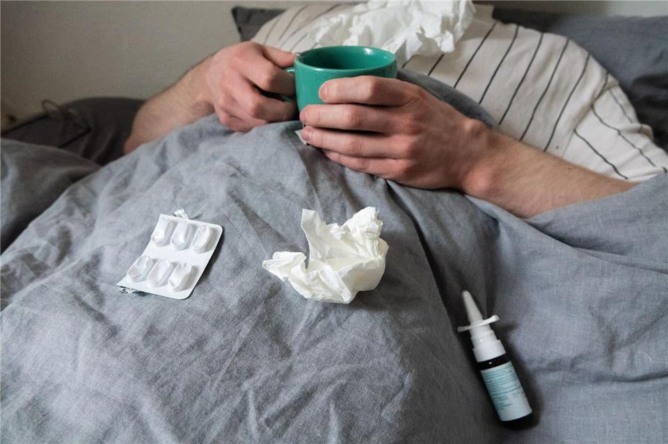 Besonders im Januar und Februar waren in Niedersachsen viele Beschäftigte wegen Grippe oder Erkältung krankgeschrieben. (Symbolbild)Philip Dulian/dpa