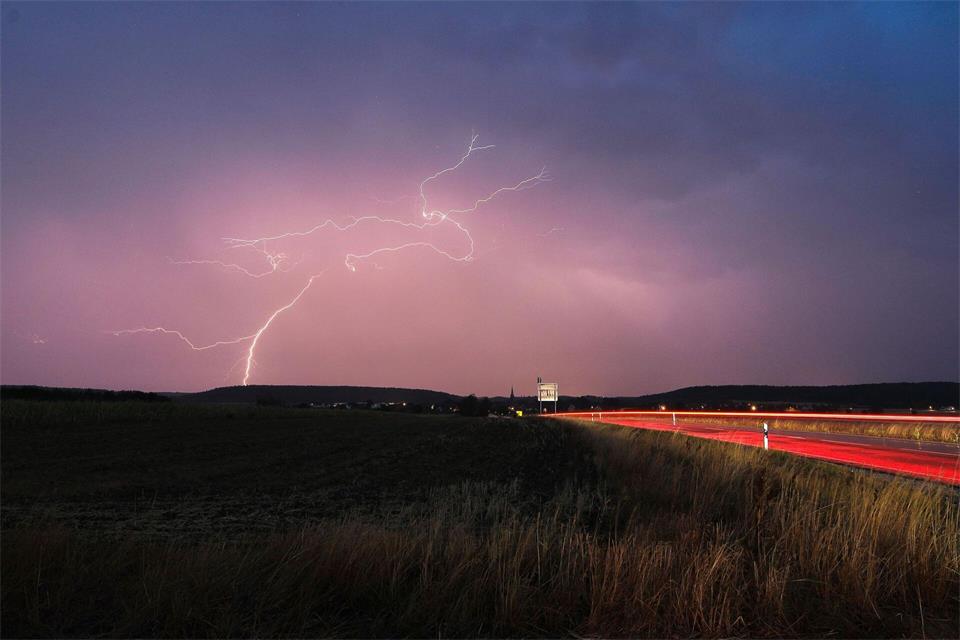 Besonders im Süden und Südosten Deutschlands besteht Unwettergefahr. (Archivbild)Alexander Wolf/onw-images/dpa