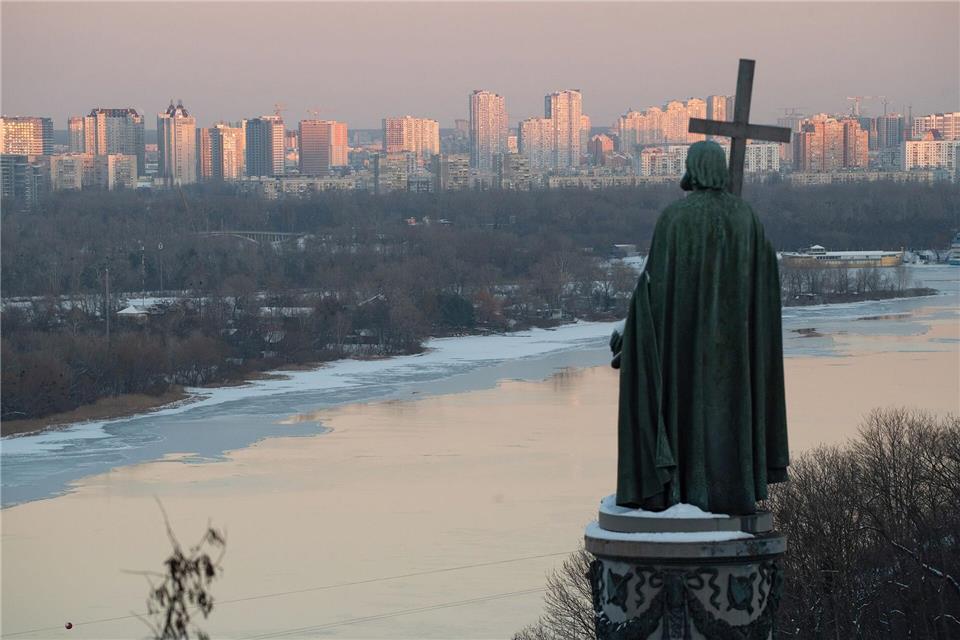 Besonders im Winter treffen die russischen Drohnenangriffe auf die Energieinfrastruktur die Ukraine schwer. (Archivbild)Danylo Antoniuk/Ukrinform/dpa