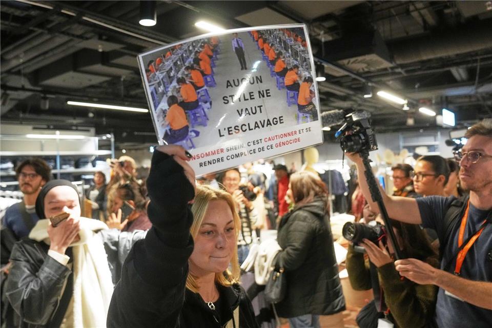 Besonders in den vergangenen Tagen stand Shein in Frankreich stark in der Kritik.Thibault Camus/AP/dpa