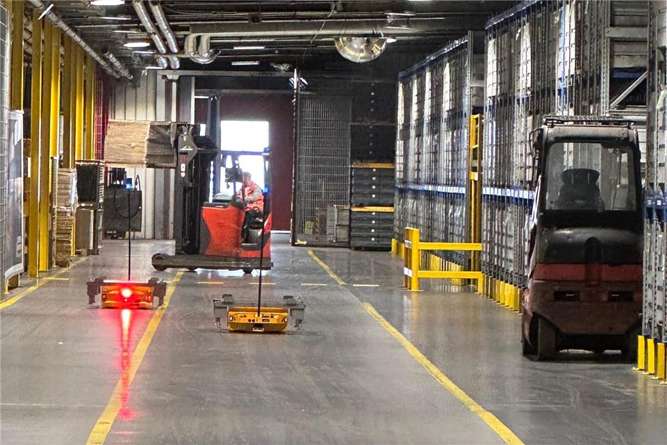 Besonders in der Automobilindustrie und im Metallbau gingen die Beschäftigungszahlen zurück. (Symbolbild)Ira Schaible/dpa