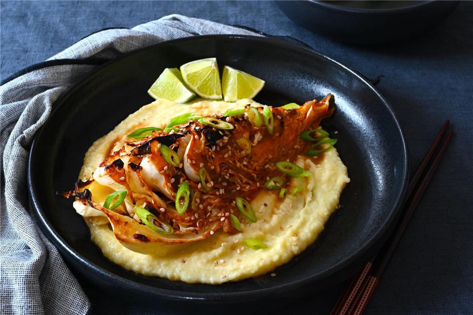 Besonders lecker wird es, wenn die Marinade zwischen die Blätter des Spitzkohls fließt.Julia Uehren/loeffelgenuss.de/dpa-tmn