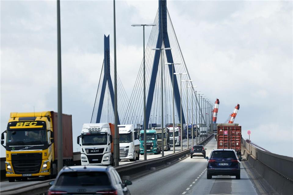 Besonders schwere Lastwagen mit einem Gewicht über 44 Tonnen dürfen die Köhlbrandbrücke ab Mai nicht mehr nutzen. (Archivbild)Christian Charisius/dpa